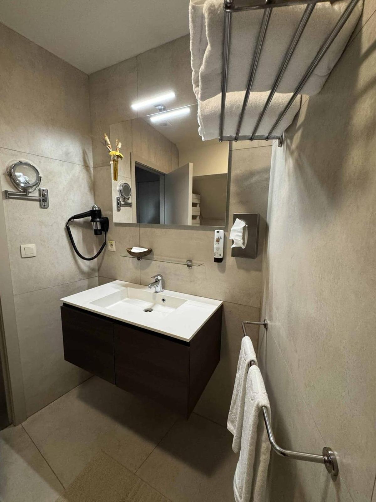 Hotel Monte Cristo Hoeselt Екстериор снимка